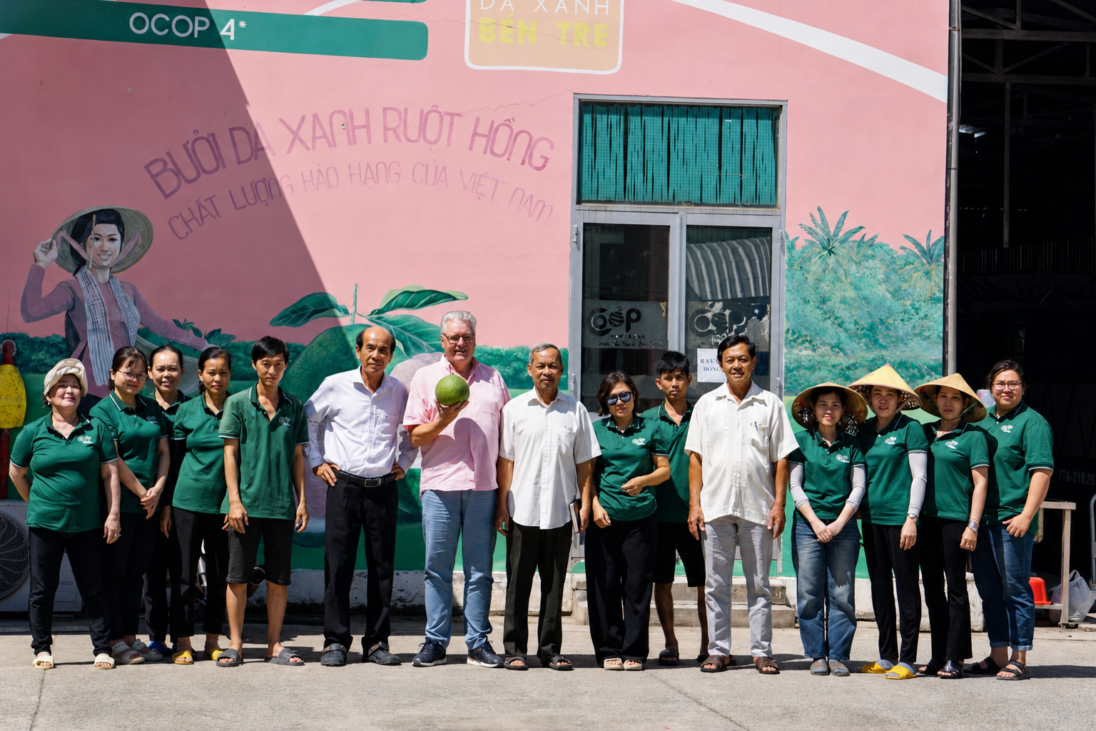 Ben Tre Green Pomelo Cooperative members and production team